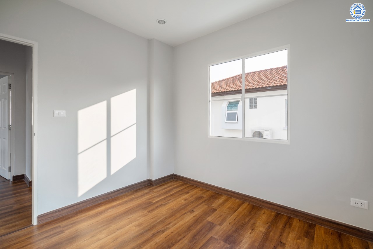 บ้านมือสองตกแต่งใหม่ คุณภาพ LH โครงการ มัณฑนา ปิ่นเกล้า-พระราม5 บรรยากาศเงียบสงบ มีความเป็นส่วนตัว เนื้อที่ 58 ตร.ว. ฟังก์ชัน 3 ห้องนอน 2 ห้องน้ำ 2 ที่จอดรถ facility ครบครัน! บนทำเลเดินทางสะดวก หน้าโครงการติดถนนนครอินทร์ ใกล้วงเวียนพระราม5 และจุดขึ้นทางด่วน "ศรีรัช"